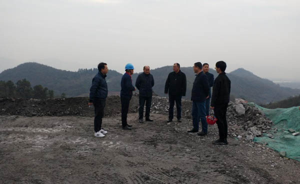 集團(tuán)公司黨委副書記、總經(jīng)理龔華東到矸石項(xiàng)目部視察 