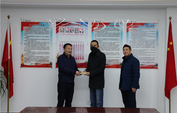 集團(tuán)公司黨委委員、副總經(jīng)理胡新付到公司走訪慰問(wèn)